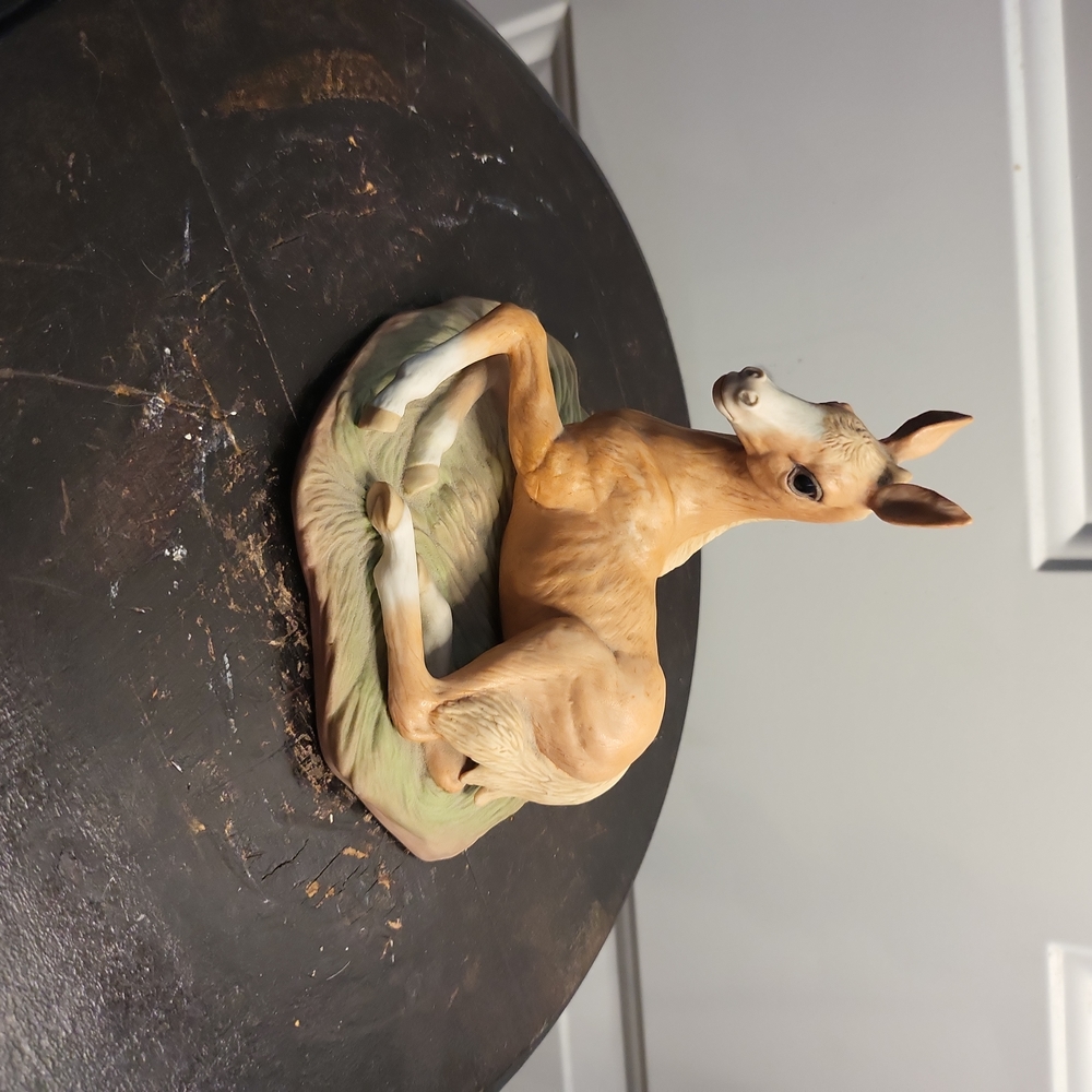 Boehm Porcelain 40123 "RESTING CHESTNUT COLT" 4 1/2"